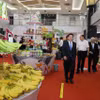 Bộ trưởng Nguyễn Hồng Diên tham dự Lễ hội trái cây Việt Nam lần thứ Nhất tại Trung Quốc. (Ảnh: PV/Vietnam+)