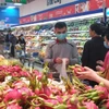 Người dân mua hàng tại siêu thị. (Ảnh: PV/Vietnam+)
