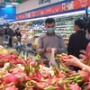 Người dân mua hàng tại siêu thị. (Ảnh: PV/Vietnam+)