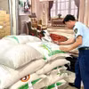 Lực lượng Quản lý Thị trường Thành phố Hồ Chí Minh kiểm tra đường cát. (Ảnh: PV/Vietnam+)