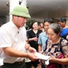 Lãnh đạo Petrovietnam trao quà cho đồng bào bị thiệt hại do bão số 3. (Ảnh: PV/Vietnam+)