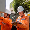 Nhân viên EVN kiểm tra việc vận hành các thiết bị điện. (Ảnh: Evn)