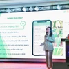 Đại diện PVCFC giới thiệu về tính năng AI chẩn đoán sâu bệnh trên 2Nông. (Ảnh: PV/Vietnam+)