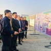 Bí thư Thành ủy Hà Nội kiểm tra tiến độ triển khai dự án đường vành đai 4-Vùng Thủ đô tại địa bàn huyện Sóc Sơn. (Ảnh: Tuyết Mai/TTXVN)