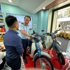 Lãnh đạo Tổng cục Quản lý Thị trường trao đổi với đại diện hãng Honda về bảo vệ quyền sở hữu trí tuệ. (Ảnh: Đức Duy/Vietnam+) 