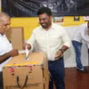 Tổng thống Sri Lanka Anura Kumara Dissanayake bỏ phiếu trong cuộc tổng tuyển cử tại điểm bầu cử ở Colombo. (Ảnh: THX/TTXVN)