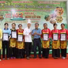 Trao giấy chứng nhận cho các đơn vị tham gia hội thi và công diễn xác lập kỷ lục Việt Nam chế biến 102 món ăn từ tàu hũ ky và dùng kèm tàu hũ ky. (Ảnh: Lê Thúy Hằng/TTXVN)