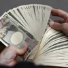 Kiểm tiền mệnh giá 10.000 yen tại Tokyo, Nhật Bản. (Ảnh: AFP/TTXVN)