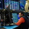Giao dịch viên làm việc tại Sàn giao dịch chứng khoán New York, Mỹ. (Ảnh: THX/TTXVN)