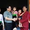 Thủ tướng Phạm Minh Chính thăm một số gia đình có nhà ở mới từ phong trào xoá nhà tạm, nhà dột nát trên địa bàn huyện Đà Bắc, tỉnh Hòa Bình (29/9/2024). (Ảnh: Dương Giang/TTXVN)