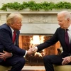 Tổng thống Mỹ Joe Biden (phải) trong cuộc gặp Tổng thống đắc cử Donald Trump tại Nhà Trắng ở Washington DC., ngày 13/11. (Ảnh: REUTERS/TTXVN)