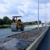 Thi công công trình đường 3/2 nối dài. (Ảnh: Lê Huy Hải/TTXVN)