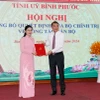 Ông Lê Minh Hưng, Ủy viên Bộ Chính trị, Bí thư Trung ương Đảng, Trưởng Ban Tổ chức Trung ương, trao quyết định bổ nhiệm Bí thư tỉnh ủy Bình Phước cho bà Tôn Ngọc Hạnh. (Ảnh: Đậu Tất Thành/TTXVN)