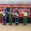 Ra mắt 2 Tổ Cảnh sát chữa cháy và cứu nạn cứu hộ đặc biệt tinh nhuệ. (Ảnh TTXVN phát)