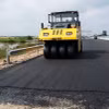 Thi công thảm nhựa một tuyến cao tốc. (Ảnh: Hồng Đạt/TTXVN)