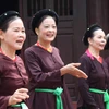 Các liền chị biểu diễn trống quân Bùi Xá, huyện Thuận Thành, tỉnh Bắc Ninh. (Ảnh: Diệp Trương/TTXVN)