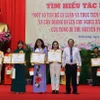 Ban tổ chức trao giải Ba cho các thí sinh. (Ảnh: Phạm Minh Tuấn-TTXVN)