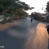 Video xe taxi mở cửa xe bất cẩn khiến người đi xe máy bị xe tải cán tử vong