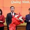 Thường trực Tỉnh ủy Quảng Ninh tặng hoa chúc mừng tân Phó Bí thư Tỉnh ủy, Chủ tịch UBND tỉnh Phạm Đức Ấn (giữa). (Ảnh: Văn Đức/TTXVN)