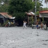 Dung nham lạnh từ núi lửa Kanlaon tràn ngập tại làng Biaknabato, tỉnh Negros Occidental, ngày 5/6/2024. (Ảnh: AFP/TTXVN)