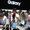 Khách hàng trải nghiệm điện thoại Galaxy Note 8 của Samsung. (Ảnh: AFP/TTXVN)