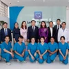 Chủ tịch Quốc hội Vương Đình Huệ với cán bộ, bác sỹ, y tá của Bệnh viện Quốc tế La Vie. (Ảnh: Doãn Tấn/TTXVN)