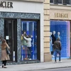 Một cửa hàng của thương hiệu thời trang Moncler ở London, Anh. (Ảnh: AFP/TTXVN)