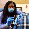 Một điểm tiêm vaccine ngừa COVID-19 tại Los Angeles, Mỹ. (Ảnh: AFP/TTXVN)