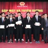 Nhà tài trợ tặng thưởng học sinh đoạt giải Olympic và Khoa học Kỹ thuật Quốc tế năm 2023. (Ảnh: Thanh Tùng/TTXVN)