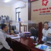 Người dân đến làm thủ tục hành chính tại bộ phận một cửa xã Nghi Long (Nghi Lộc, Nghệ An). (Ảnh: Bích Huệ/TTXVN)