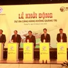 Các đại biểu thực hiện nghi thức khởi động dự án. (Ảnh: Nguyên Lý/TTXVN)