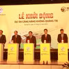 Các đại biểu thực hiện nghi thức khởi động dự án. (Ảnh: Nguyên Lý/TTXVN)