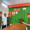 Công an đọc lệnh khởi tố Giám đốc Chi cục Đăng kiểm Long An. (Ảnh: Công an cung cấp)