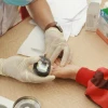 Bác sỹ lấy mẫu xét nghiệm đường huyết cho người dân. (Ảnh: Đinh Hằng/TTXVN)