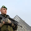Cảnh sát gác tại lối vào Kim Tự tháp trong khuôn viên Bảo tàng Louvre ở Paris. (Ảnh: AFP/TTXVN)