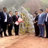 Đoàn Đại biểu xã Sen Thượng và Sín Thầu, huyện Mường Nhé, tỉnh Điện Biên (Việt Nam) đón Đoàn Đại biểu của Đảng ủy, Chính phủ Nhân dân trấn Khúc Thủy, huyện Giang Thành, tỉnh Vân Nam (Trung Quốc) tại đường biên giới. (Ảnh: TTXVN phát)