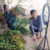 Người nông dân đẩy mạnh quảng bá, kết nối tiêu thụ nông sản qua các sàn thương mại điện tử. (Ảnh: Quang Quyết/TTXVN) 