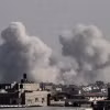 Khói bốc lên sau cuộc không kích của Israel xuống Dải Gaza ngày 17/12. (Ảnh: AFP/TTXVN)