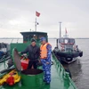 Lực lượng chức năng tạm giữ tàu và số dầu không rõ nguồn gốc. (Ảnh: TTXVN phát)