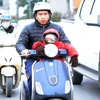 Người dân ra đường đều trang bị cho mình quần áo ấm, quấn khăn, đeo khẩu trang… để chống lại thời tiết lạnh buốt. (Ảnh: Quang Quyết/TTXVN)