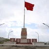 Cột cờ Tổ quốc trên huyện đảo Lý Sơn. (Ảnh: Vũ Sinh/TTXVN)