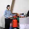 Đối tượng Quách Thị Thu Hồng thực hiện lại hành vi san chiết nhớt giả. (Ảnh: Xuân Triệu/TTXVN)