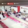 Hai tên cướp cầm súng xông vào ngân hàng.(Ảnh cắt từ camera an ninh)