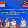 Bộ trưởng Kinh tế Malaysia Rafizi Ramli (thứ 2 từ phải sang) và Bộ trưởng Thương mại và Công nghiệp Singapore Gan Kim Yong ký biên bản ghi nhớ thành lập Đặc khu Kinh tế Johor-Singapore. (Nguồn: Bernama)