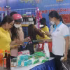 Chợ Tết Công đoàn Sóc Trăng bán các mặt hàng bình ổn giá, hàng đồng giá, giảm giá và ưu đãi dành cho đoàn viên, người lao động. (Ảnh: Nhật Bình/TTXVN)