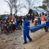 Chuyển thi thể nạn nhân tại hiện trường vụ sập mỏ vàng ở Chegutu, Zimbabwe ngày 30/9/2023. (Ảnh: AFP/TTXVN)