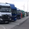 Xe tải xếp hàng tại cửa khẩu Korczowa ở biên giới Ba Lan-Ukraine, ngày 29/12/2023. (Ảnh: PAP/TTXVN)
