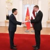 Đại sứ Trần Văn Tuấn trình Quốc thư lên Tổng thống Latvia. (Ảnh: TTXVN phát)