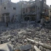 Cảnh đổ nát sau vụ không kích của Israel xuống thành phố Khan Younis, Dải Gaza. (Ảnh: THX/TTXVN) 