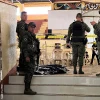 Binh sỹ và cảnh sát Philippines gác tại hiện trường vụ đánh bom ở trường Đại học Bang Mindanao, Marawi, tỉnh Lanao del sur, ngày 3/12/2023. (Ảnh: AFP/TTXVN)